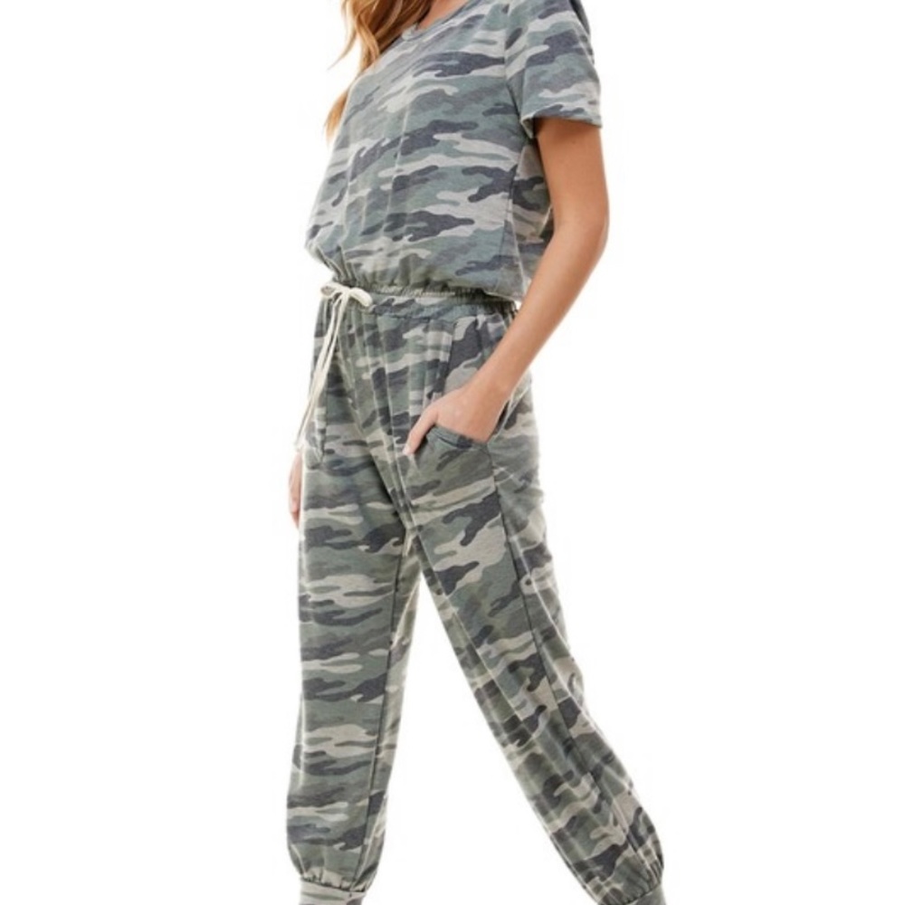 Woman’s Jumpsuit Camo Print NWOT